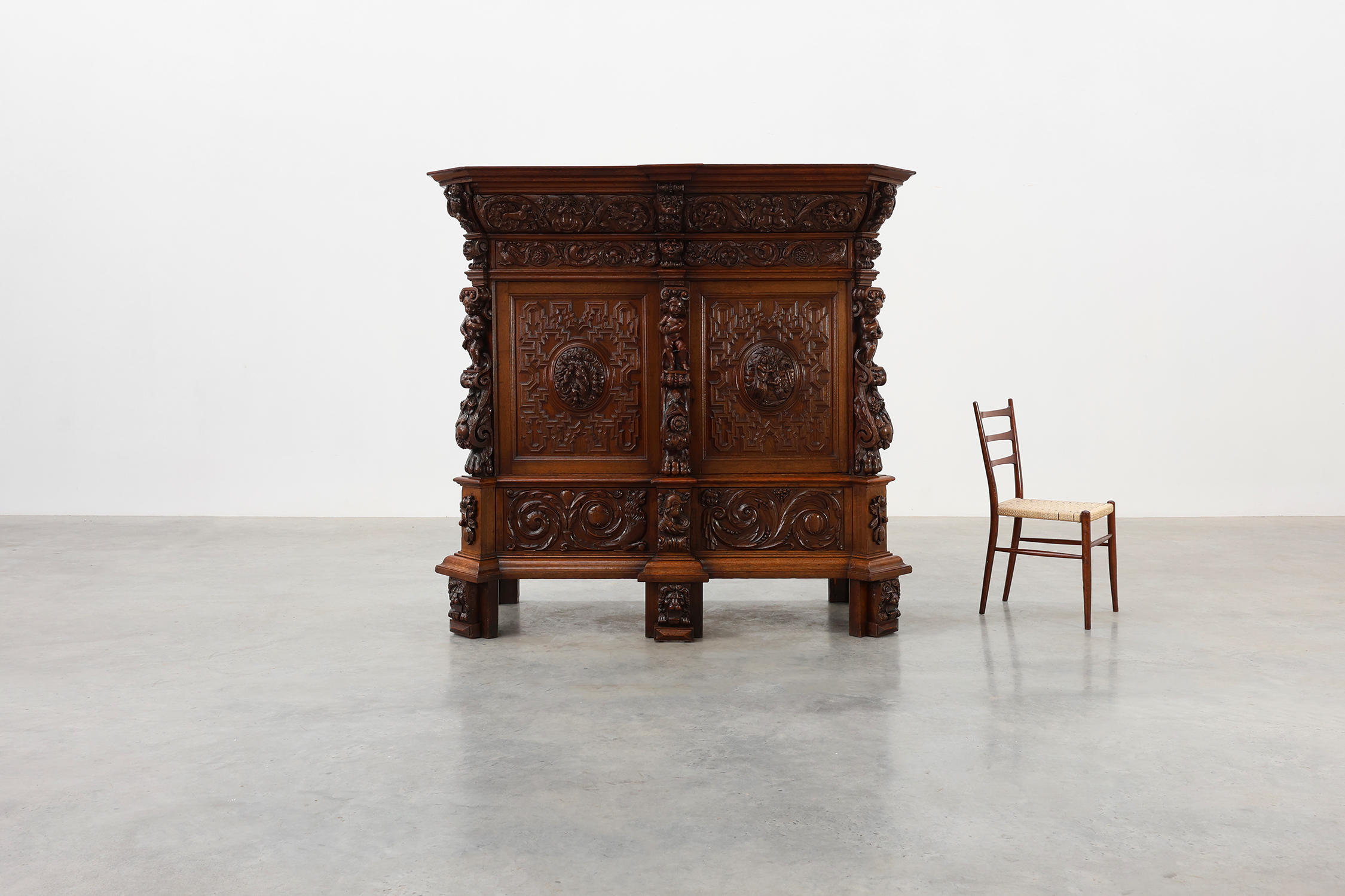 Flemish renaissance "beeldenkast" cabinet in oak wood Antwerp, ca. 1630thumbnail